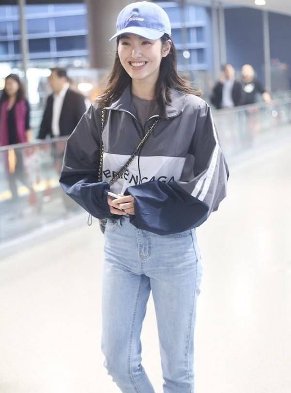建议|杨采钰戴墨镜酷似刘亦菲，私下穿牛仔裤配棉服走机场，随性又自然
