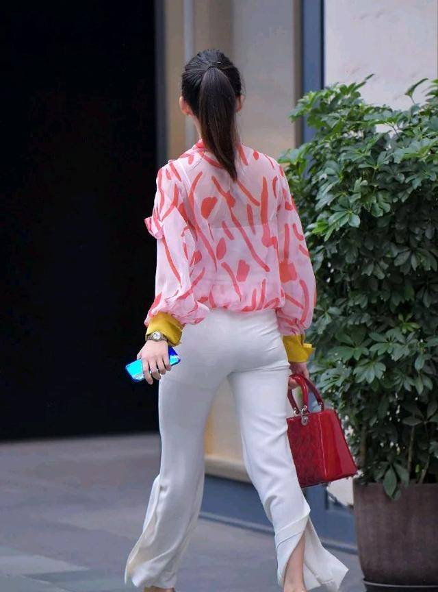 美得|用好一字肩、破洞和印花等时尚元素，让你美得时髦个性、优雅大方