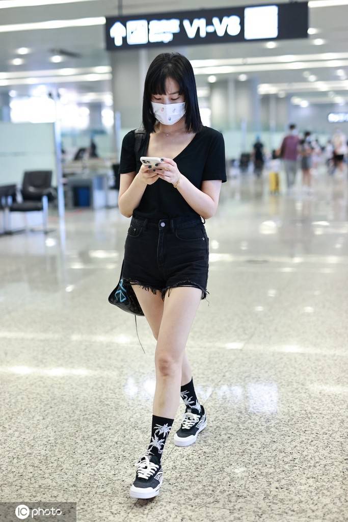 黄龄身穿黑色v领t搭配同色磨边热裤十分清凉