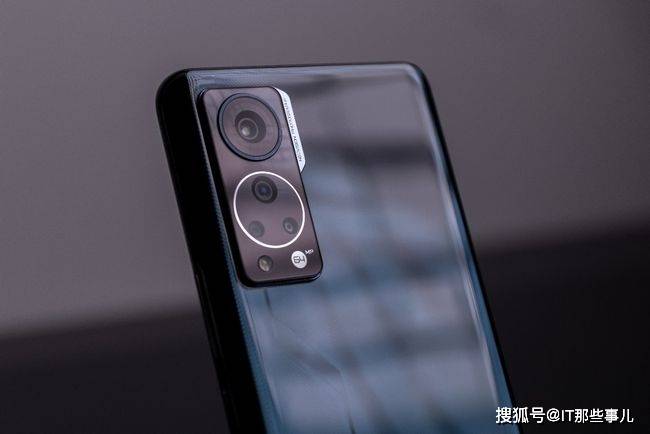 网友|价格相差一倍 中兴Axon30屏下版和小米MIX4如何选？