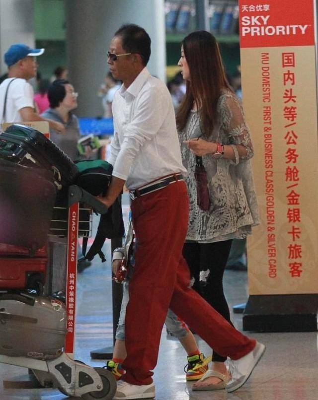 身材|王志文的小8岁妻子真随意，穿双人字拖见老公，挺接地气的