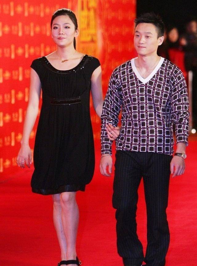 身材|体操冠军杨威的妻子不愧也是运动员,身材保持得真好,看不出赘肉