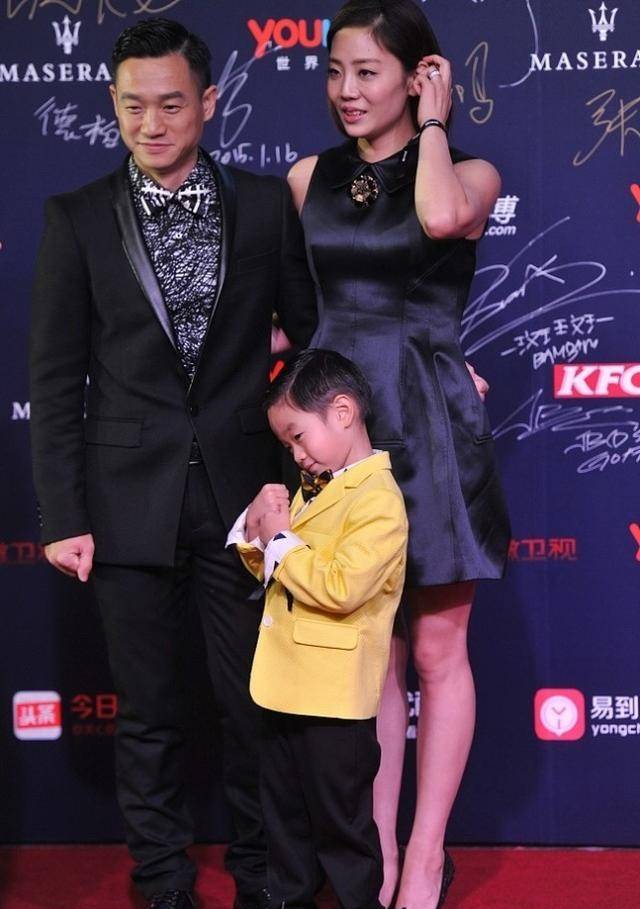 身材|体操冠军杨威的妻子不愧也是运动员,身材保持得真好,看不出赘肉
