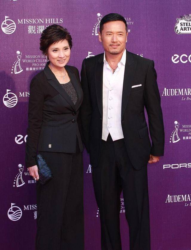 老公|幸福的女人真美，戚美珍和老公在一起笑容藏不住，一脸幸福的样子