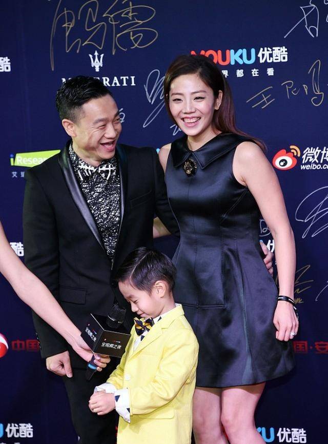 身材|体操冠军杨威的妻子不愧也是运动员,身材保持得真好,看不出赘肉