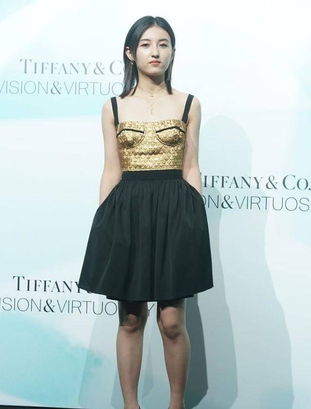 设计|别看张子枫年纪不大，但穿上“鱼鳞裙”也挺有气场，挺有大人样的