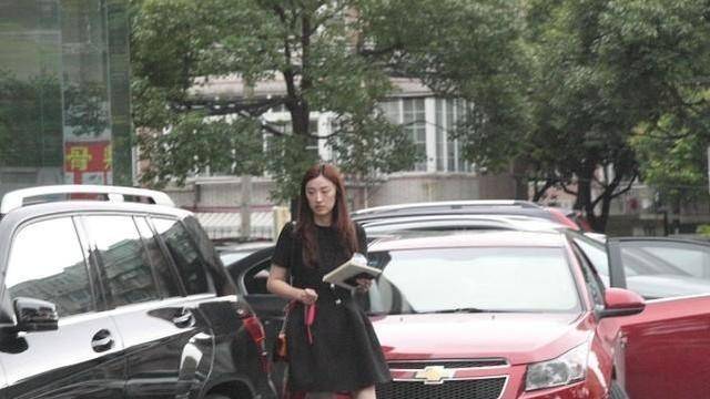 身材|王志文的小8岁妻子真随意，穿双人字拖见老公，挺接地气的