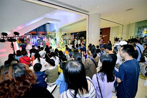 东方|东方雪妮：让时尚起风，重庆迎来了潮流文化天花板