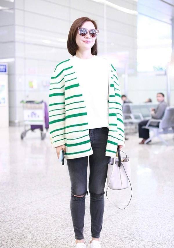 袁姗姗身材保持得真好,换紧身裤出门照样能驾驭,条纹t恤好显嫩