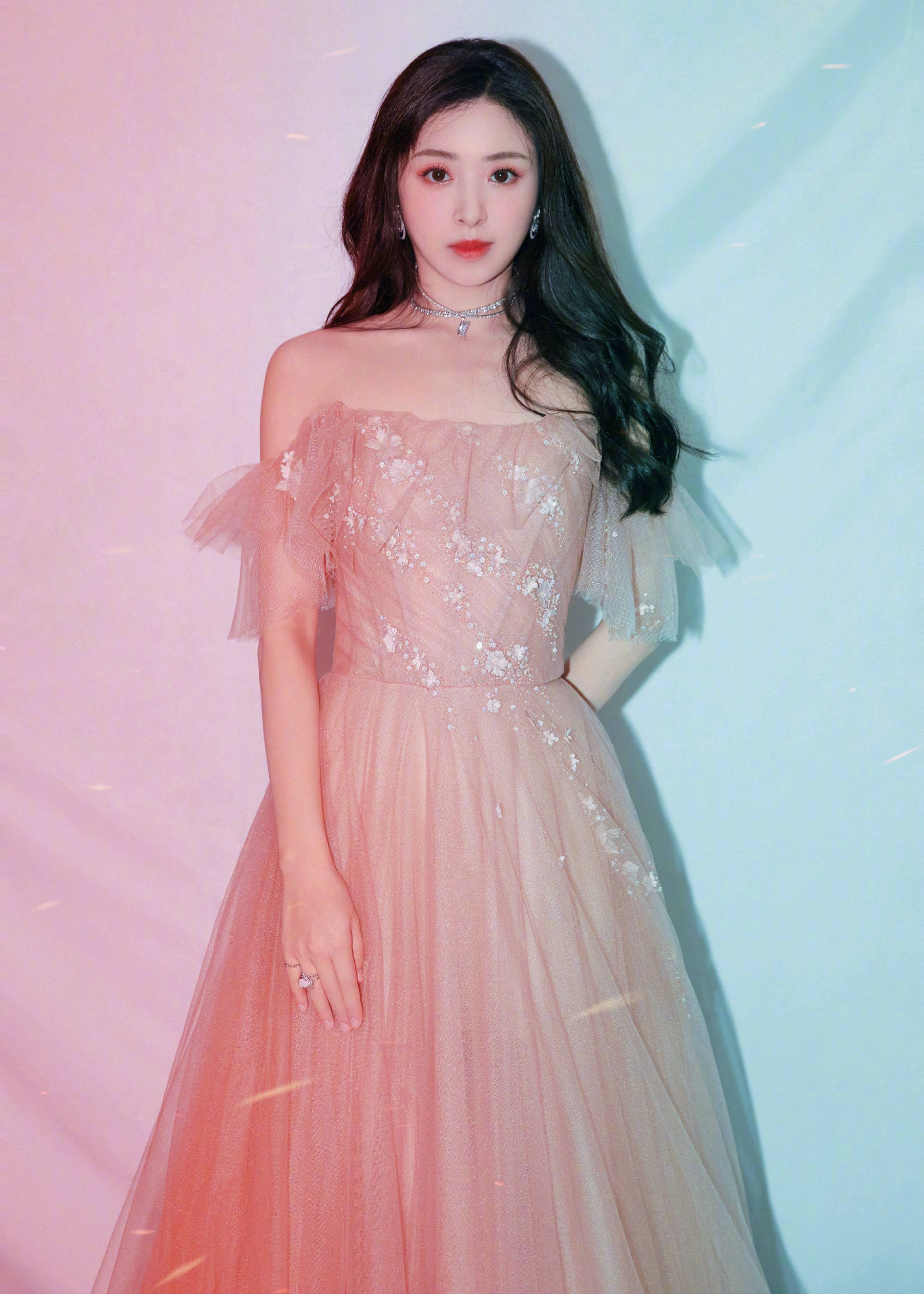 张含韵极光斑斓大片释出 穿粉色纱裙诠释高贵公主