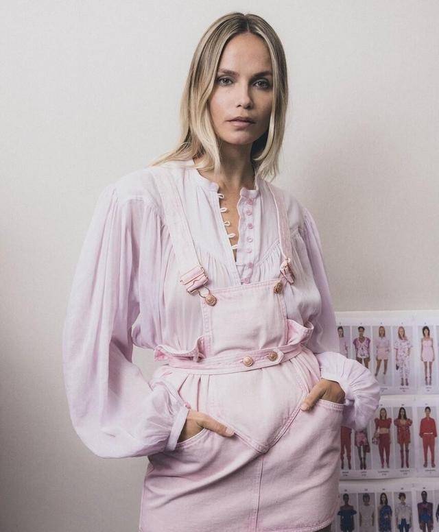 服装|背带裤的潮流风又吹回来了,别老穿普通的牛仔背带裤了,试试这些