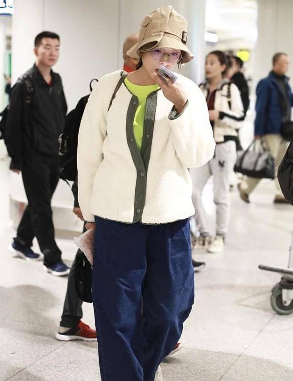 身材|万茜私下里也挺会穿,毛衣和衬衫叠穿太时尚,就是外套选错了