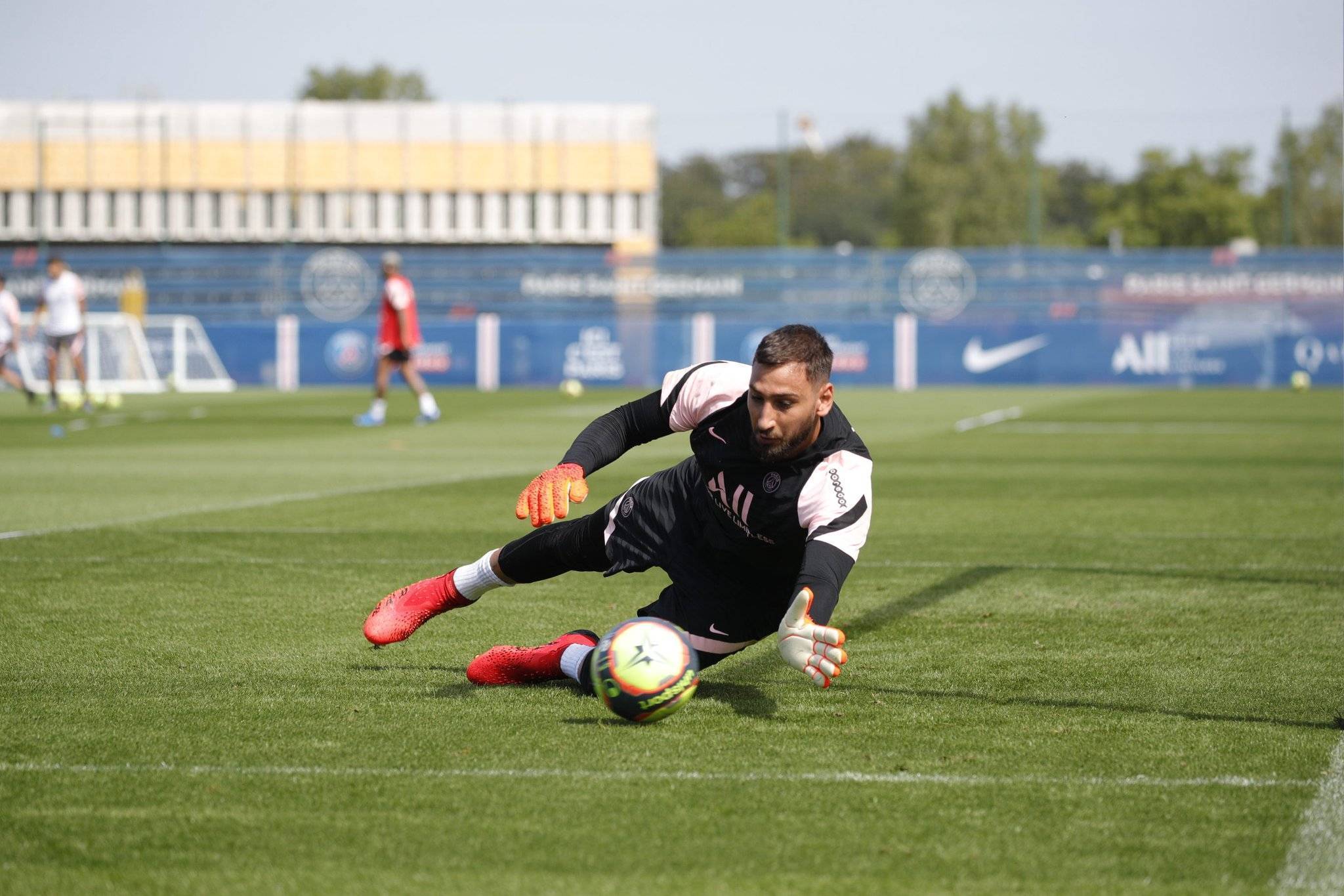 梅西大巴黎训练图片!内马尔 姆巴佩 拉莫斯等亮相