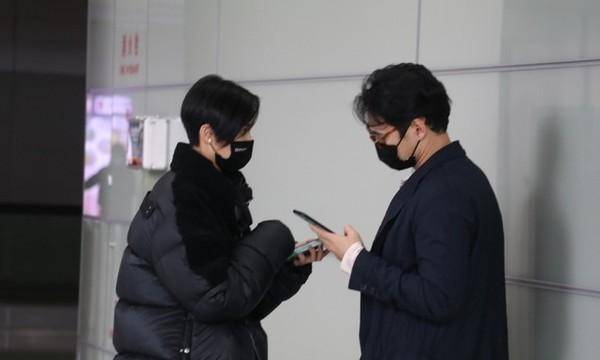 兄弟|张歆艺袁弘机场再秀恩爱,两人都短发看着像兄弟,一身黑真有气场