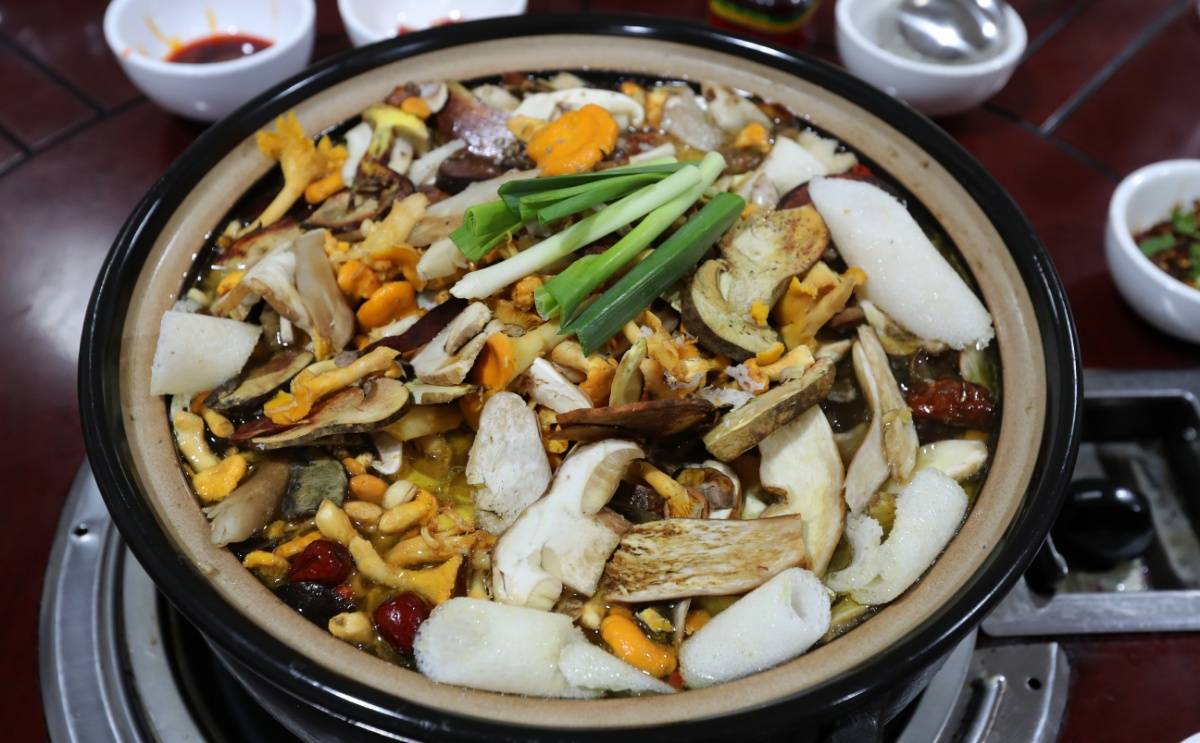 云南楚雄菌市红火 大量野菌上市价格实惠
