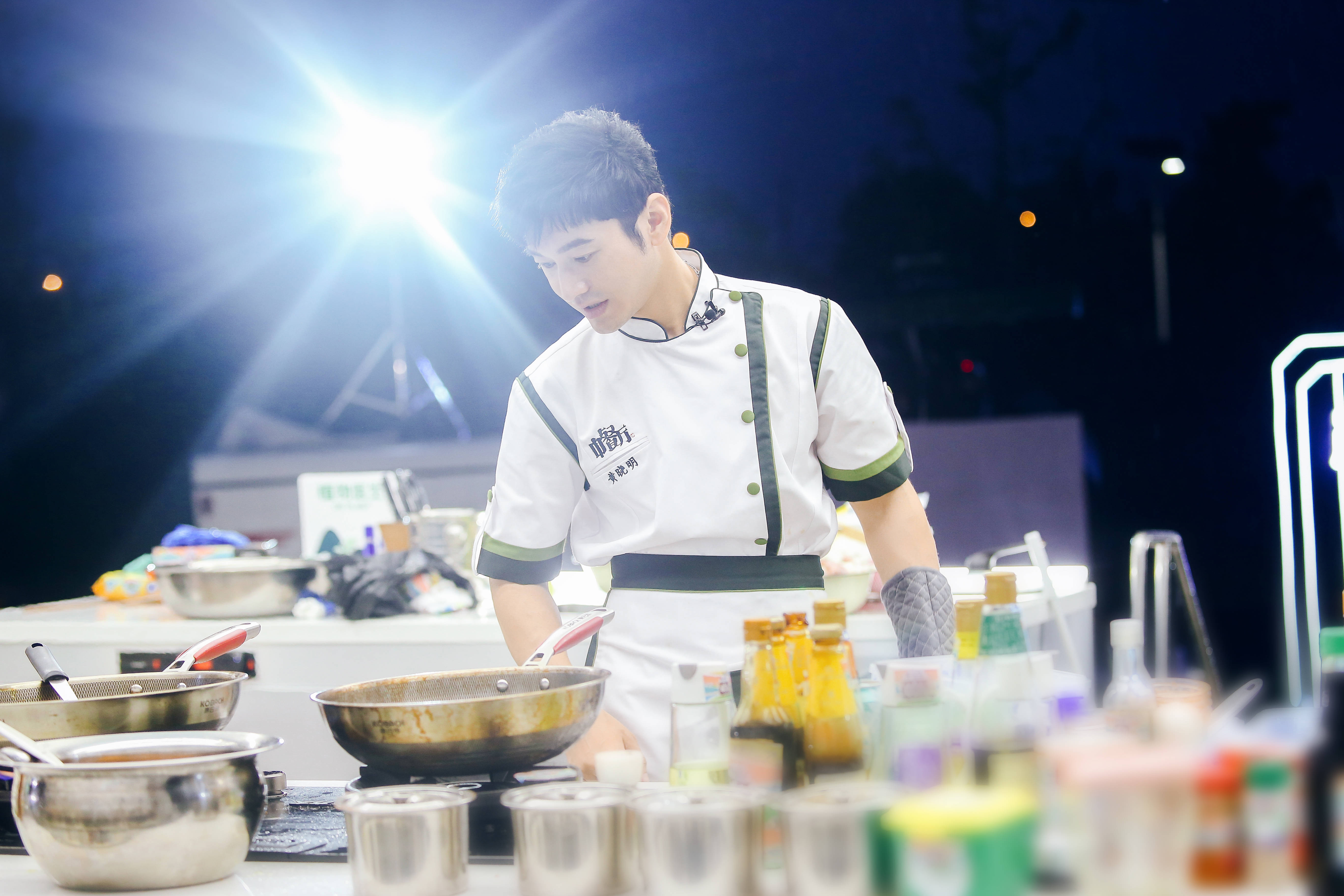 黄晓明穿厨师服帅气逼人 和丁真上演突然的拥抱