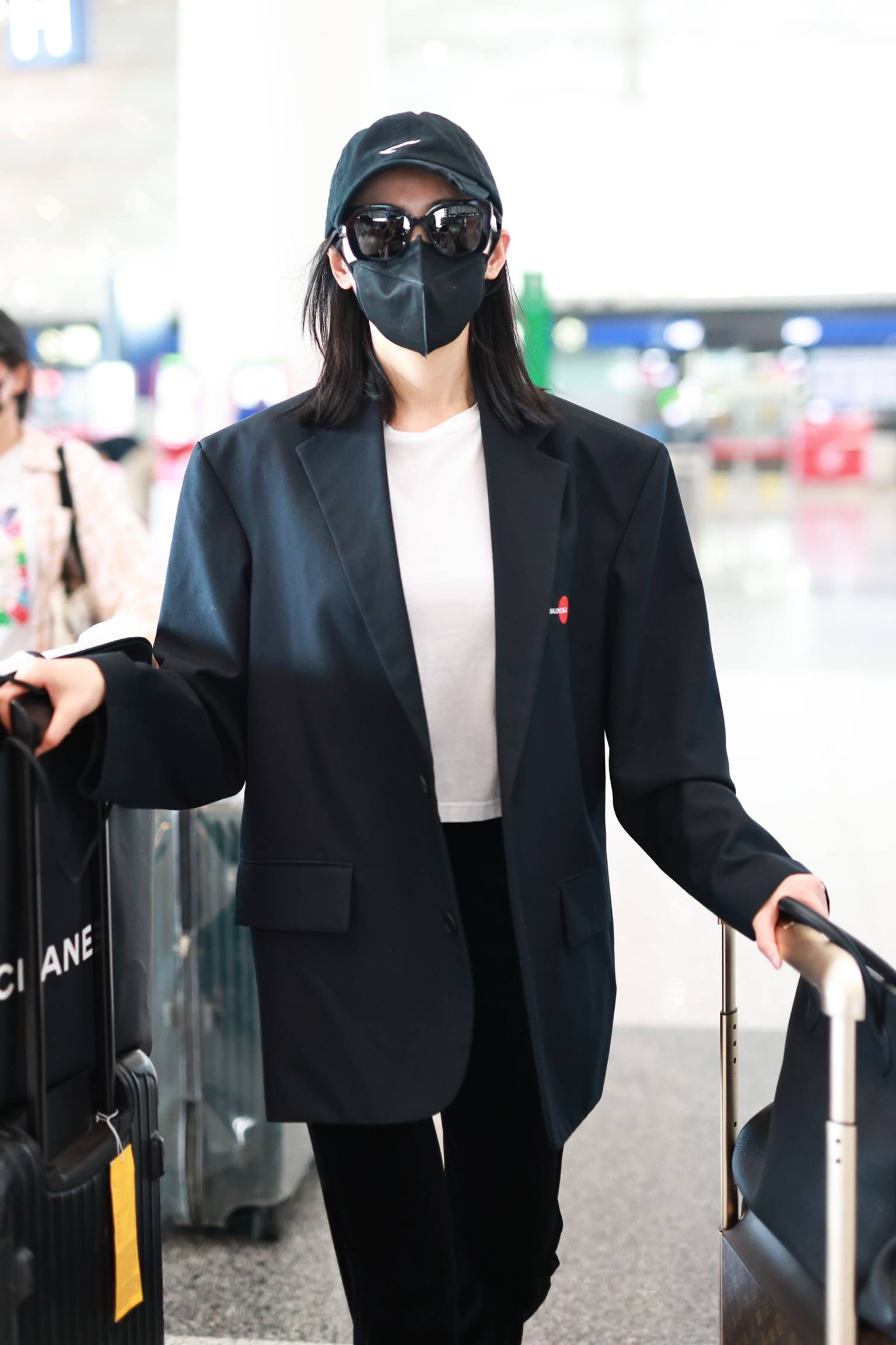 张天爱西装搭喇叭裤超美飒 自推两行李变怪力女王