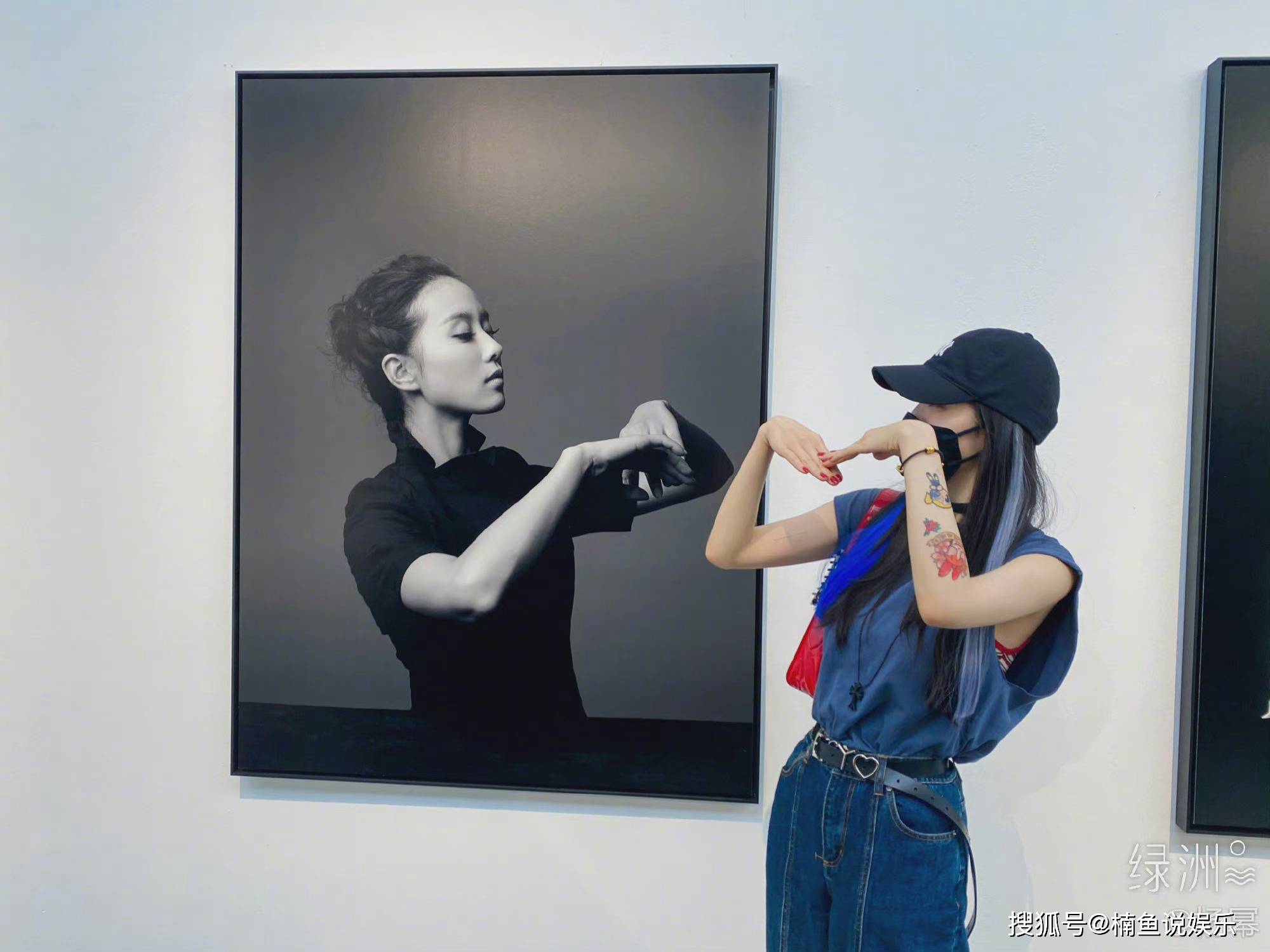 女王|杨幂真是人美又会穿，打扮清凉看画展，却被手臂上纹身贴抢镜