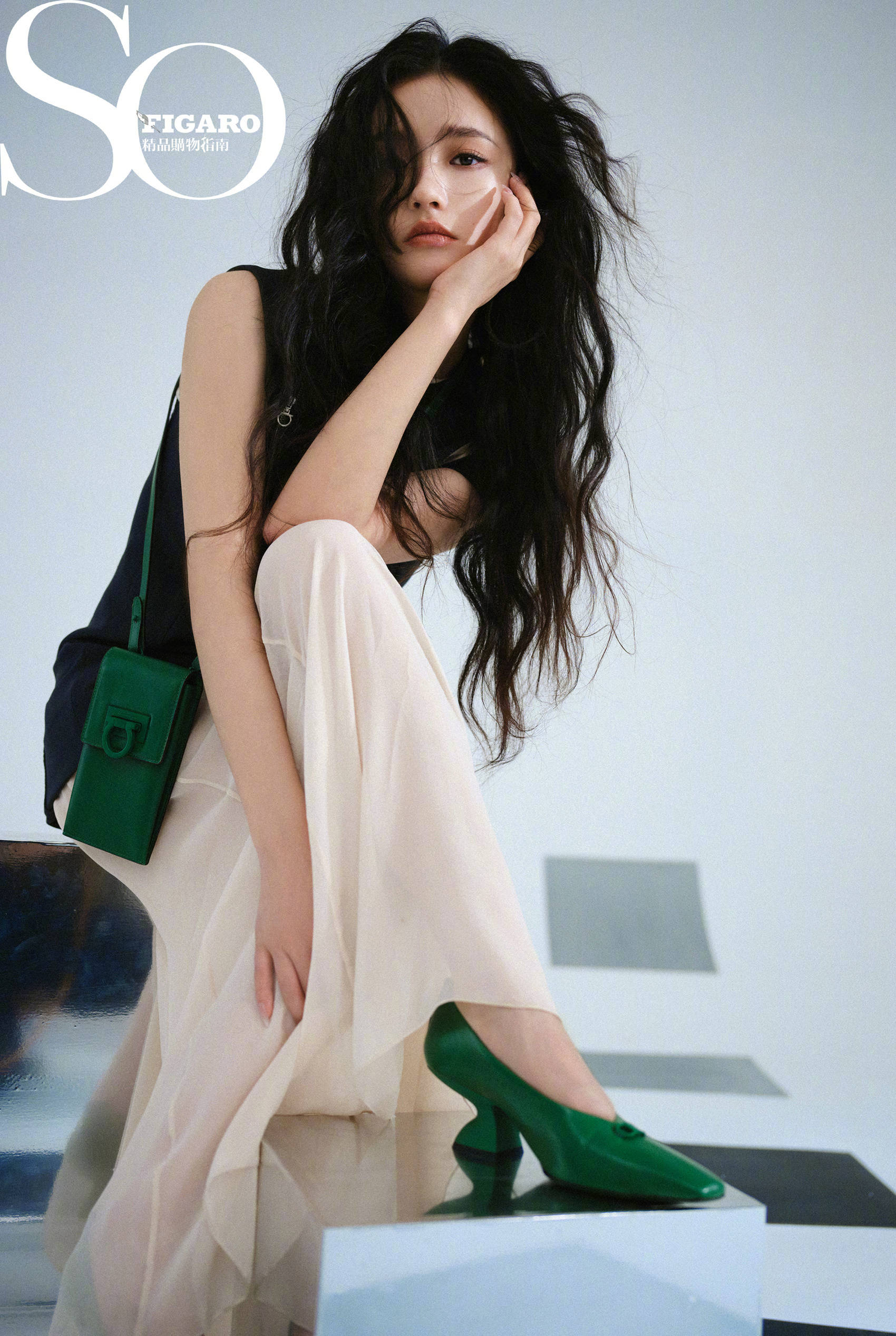 林允未来感封面大片曝光 紧身衣露大长腿性感惹火