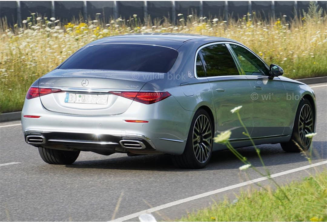 全新迈巴赫s450实车上路双拼色车身气场强大质感不输飞驰