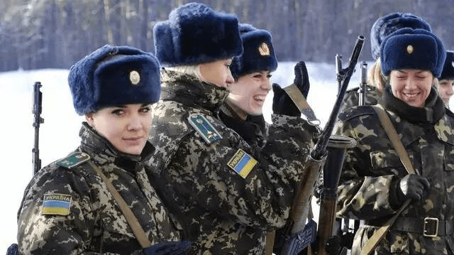 原创乌克兰军中选美不要花瓶射击战车驾驶都得会