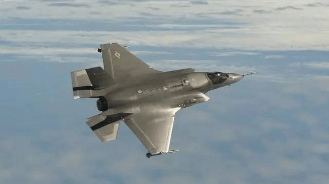 它的g限超过7 采用普惠f135发动机 最大平飞速度1.8 马赫