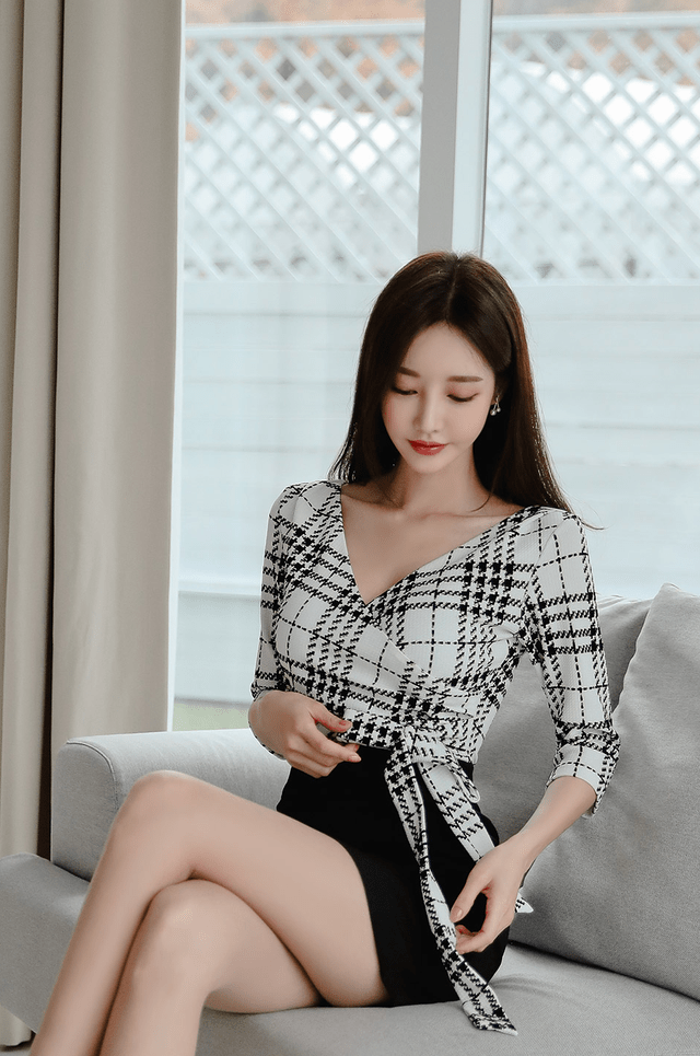 玻璃|女神孙允珠时尚写真：朦胧水雾玻璃浅灰格纹拼色裙