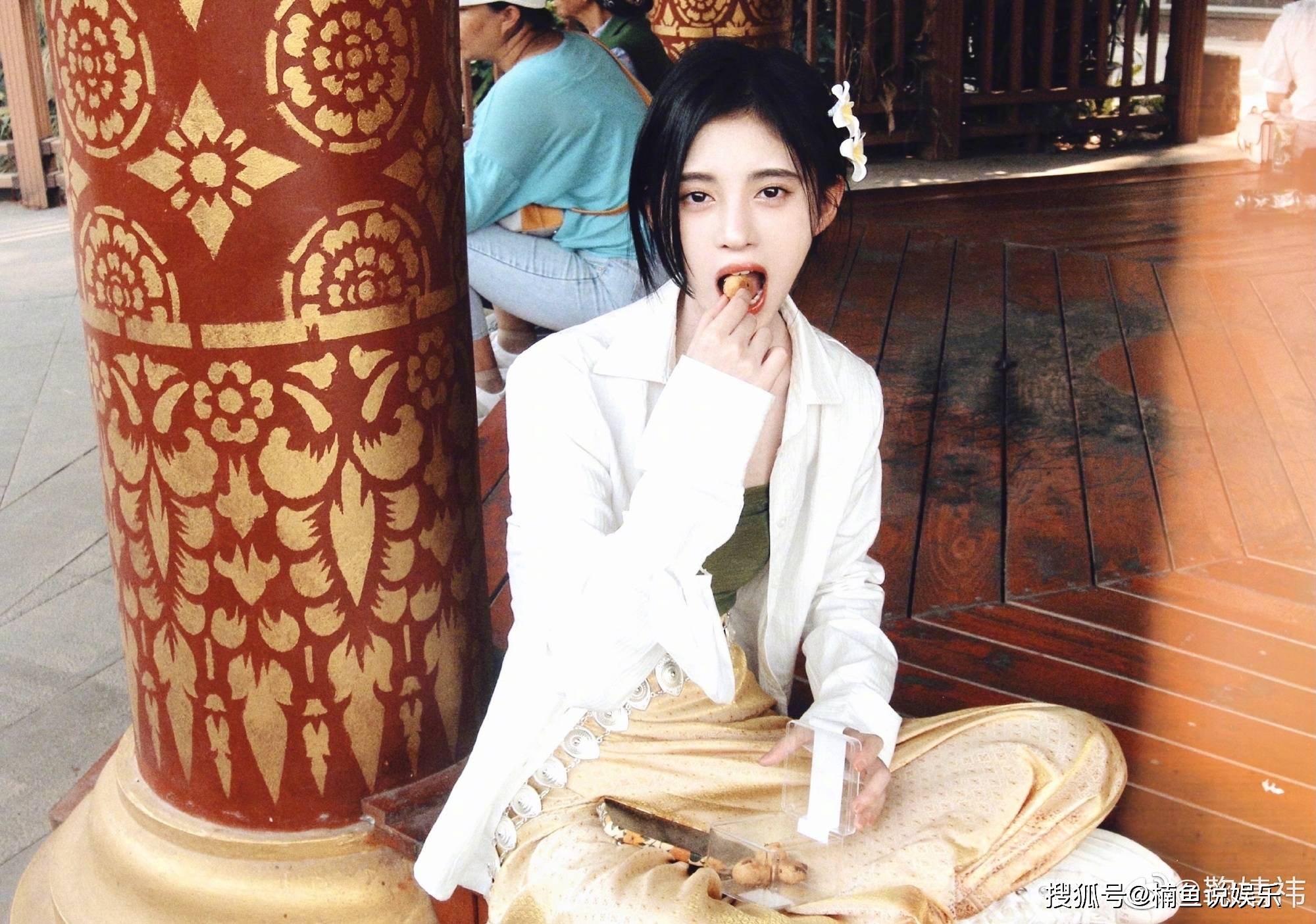 长发|鞠婧祎腰部线条好迷人！长发飘飘小蛮腰抢镜，私服穿搭像小仙女