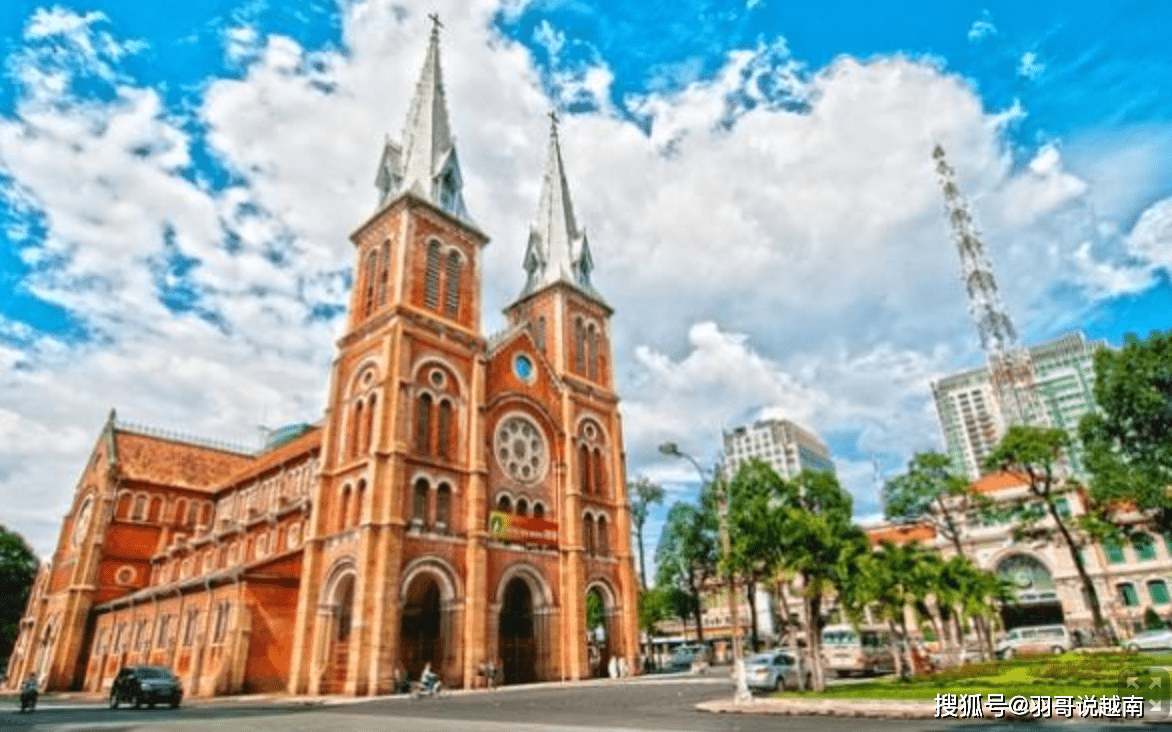 越南这座教堂已有百年历史，由法国人修建，所有材料都来自法国