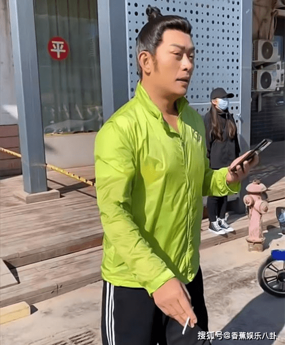 48岁黄海冰近照曝光,穿拖鞋慢悠悠出门,胖得都快认不出了