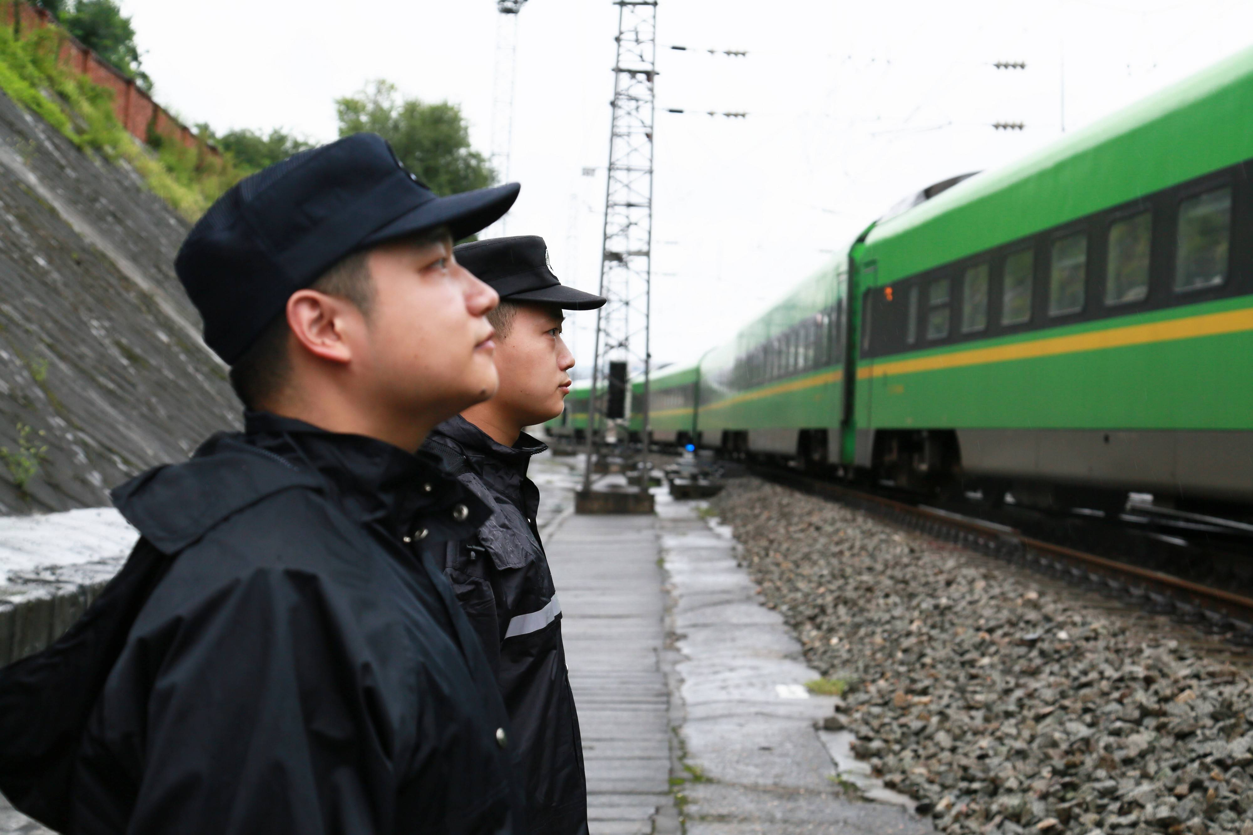 陕南突降暴雨 安康铁警全力护航旅客出行安全