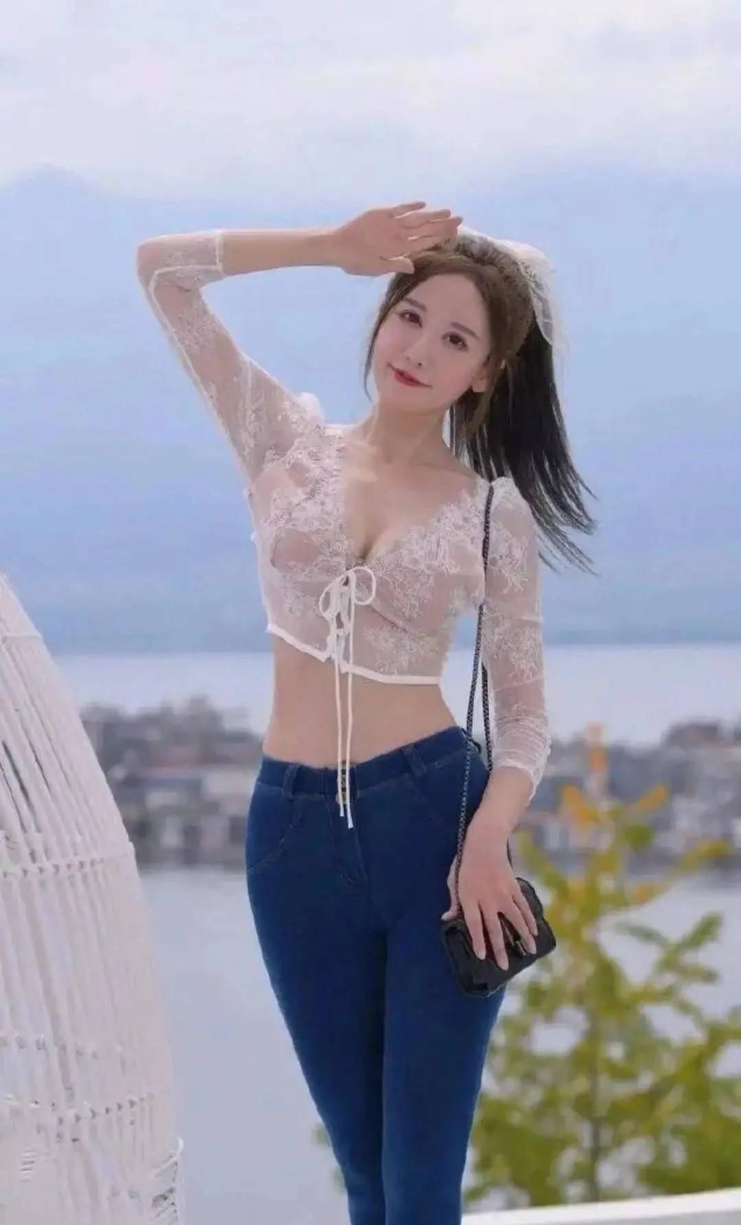 显得|V领露脐上衣搭配紧身牛仔裤，简约大气，女神范十足！