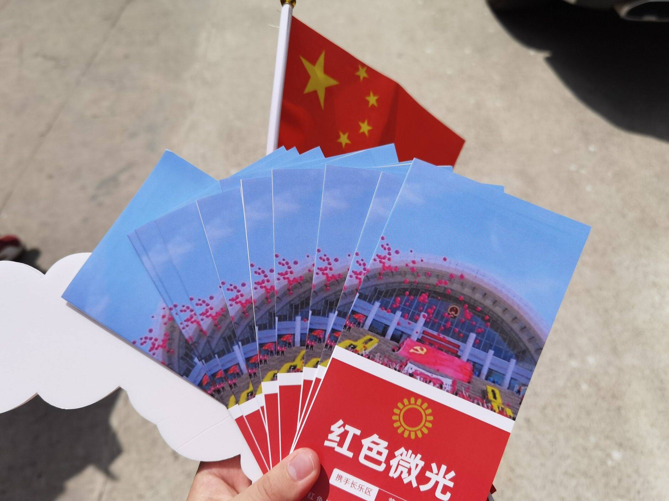 图为实践队自制党史宣传册除了免费分发自制党史宣传册,实践队员积极