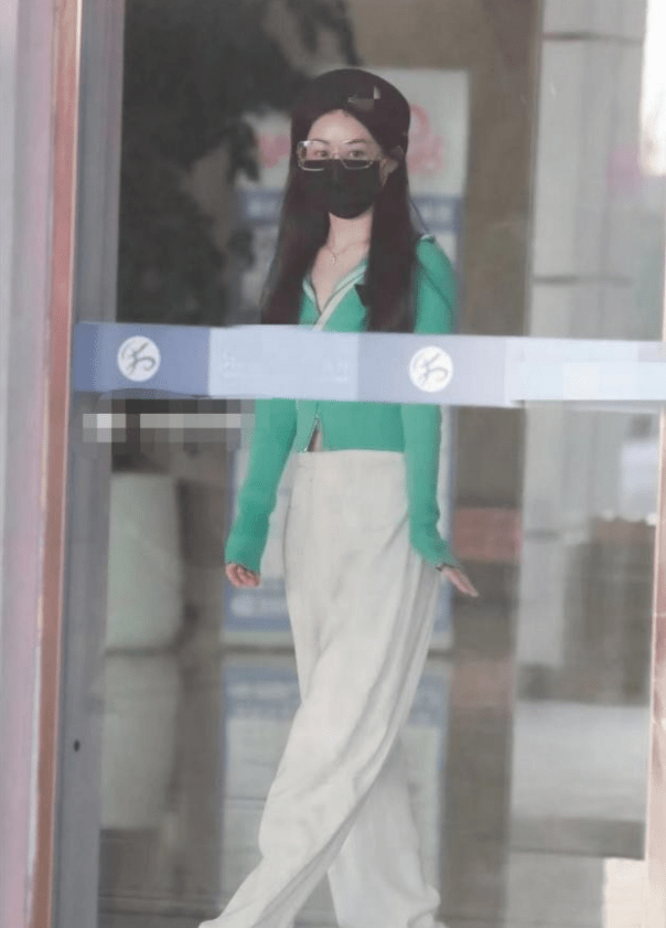 黑色|谢娜怀二胎后首次露面，即将复出开始工作？或与赵丽颖共录节目？