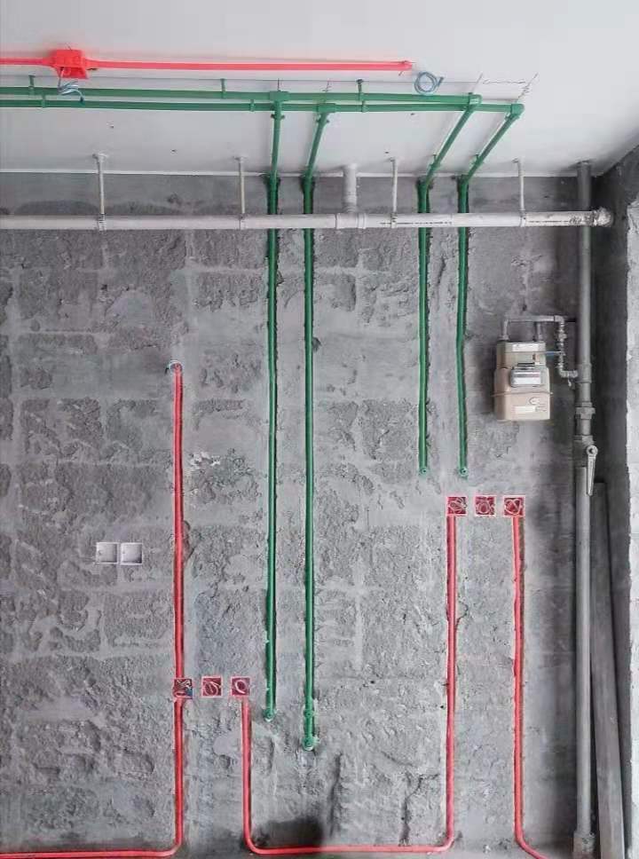 家庭装修水管走顶还是走墙