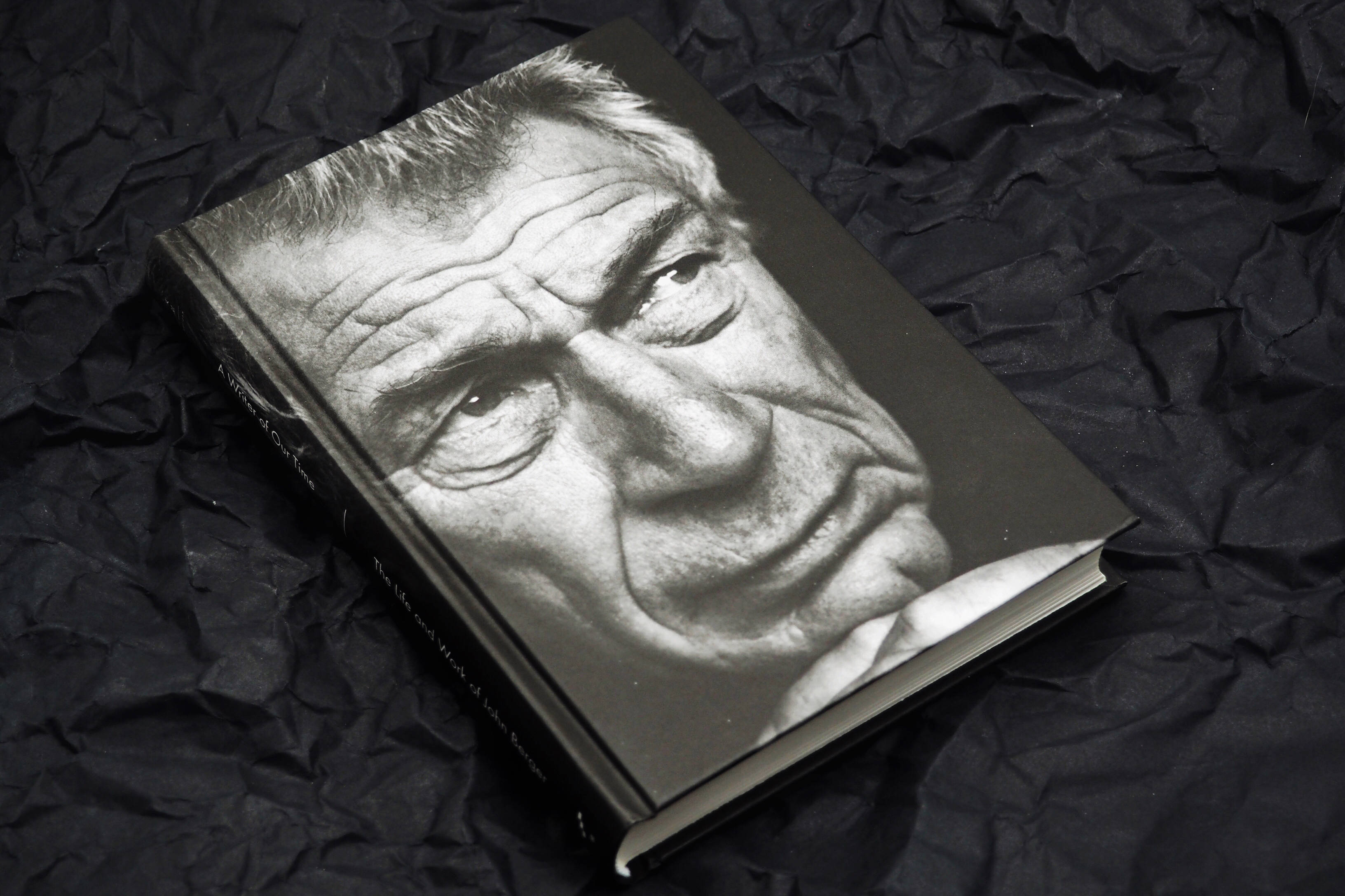 约翰伯格首部传记出版了解一位思想巨匠的三重生命