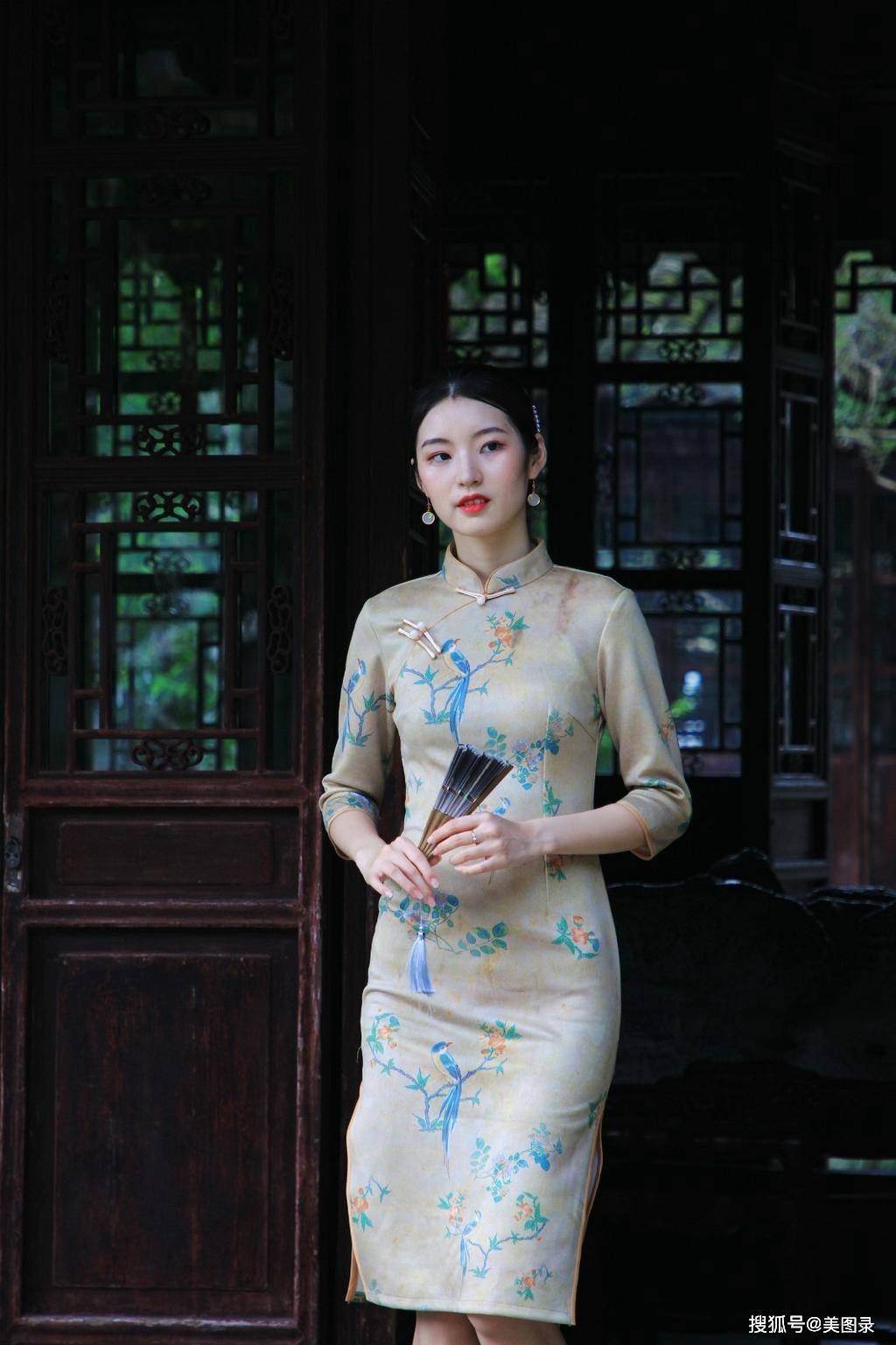 旗袍美女红唇雪肤优雅魅力