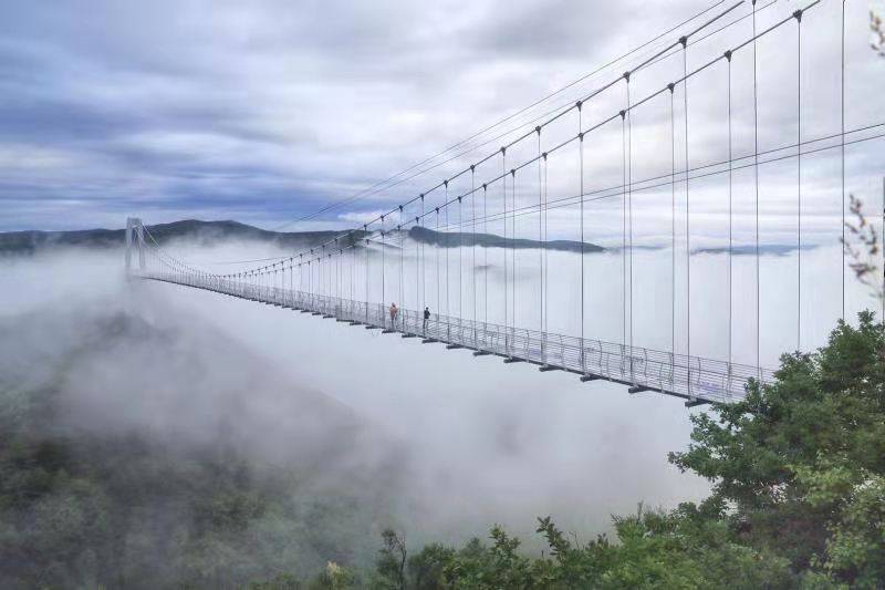 独占鳌头是琵岩山最高,视野最好的地方,其于苍翠林海中延伸至高空