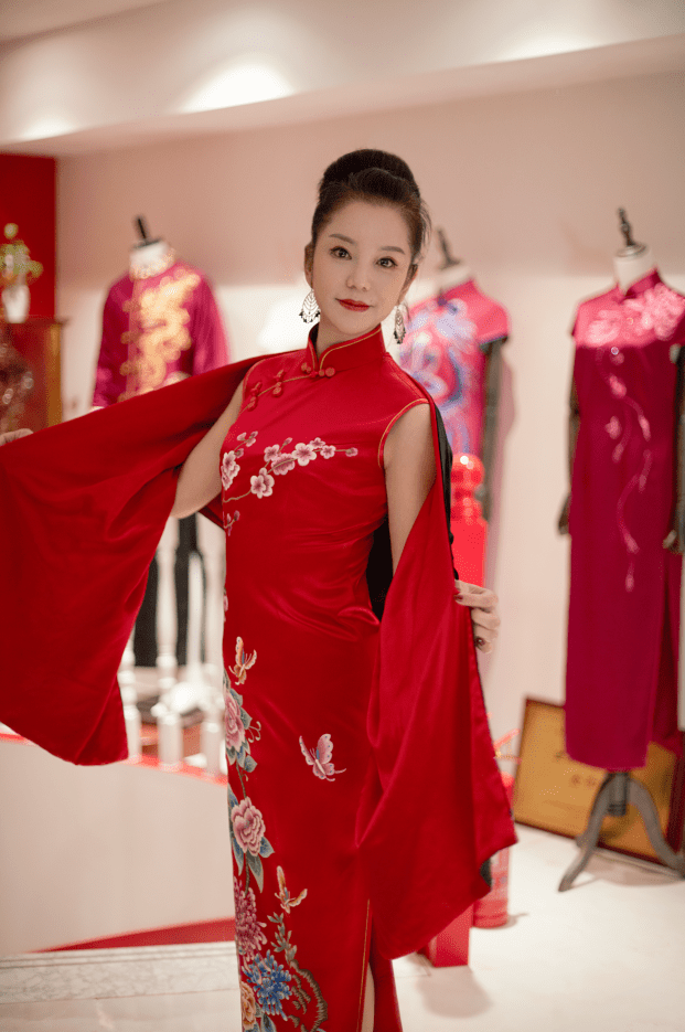 花艳|金扣子旗袍 红艳，花艳，人更艳