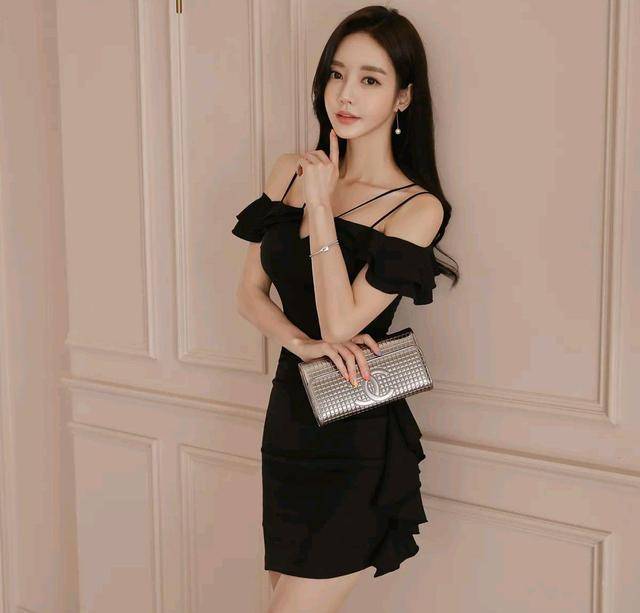 夜萤|女神孙允珠高清时尚搭配：幽夜萤河星幻耀黑吊带小洋裙