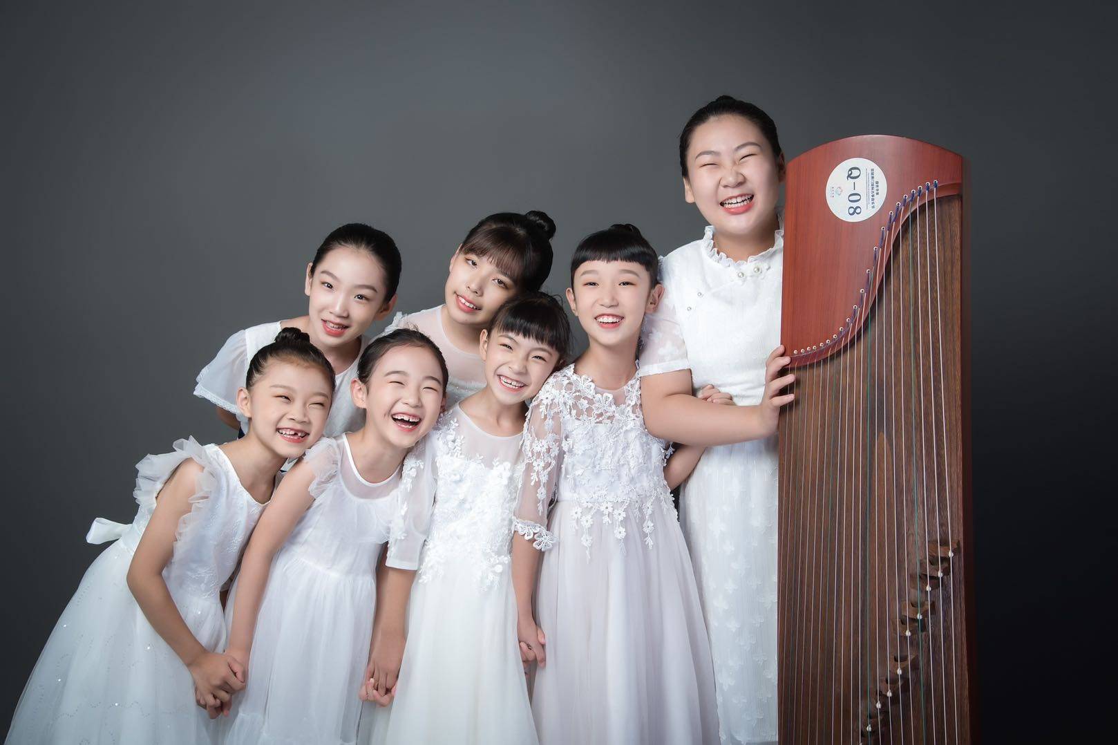 6岁开始习筝,获得过第八届全国音乐考级大赛"鼎韵"杯古筝比赛儿童a组