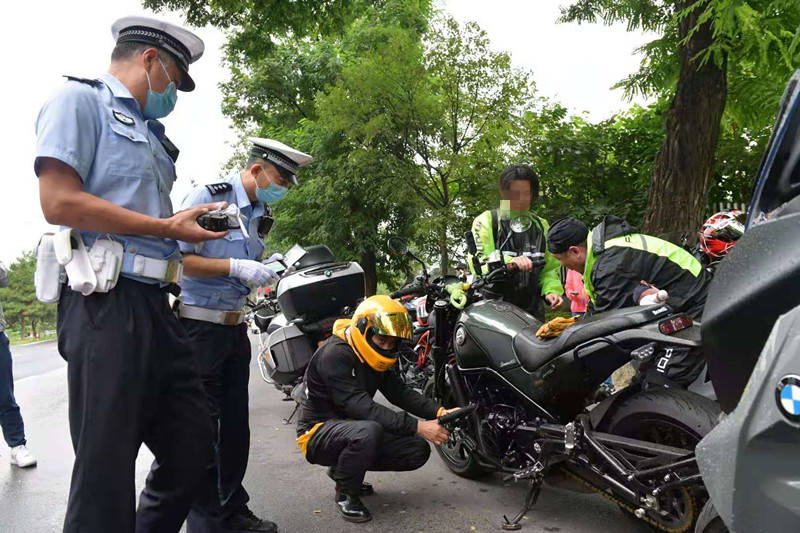 北京交警严查摩托车跑山多名车主被罚