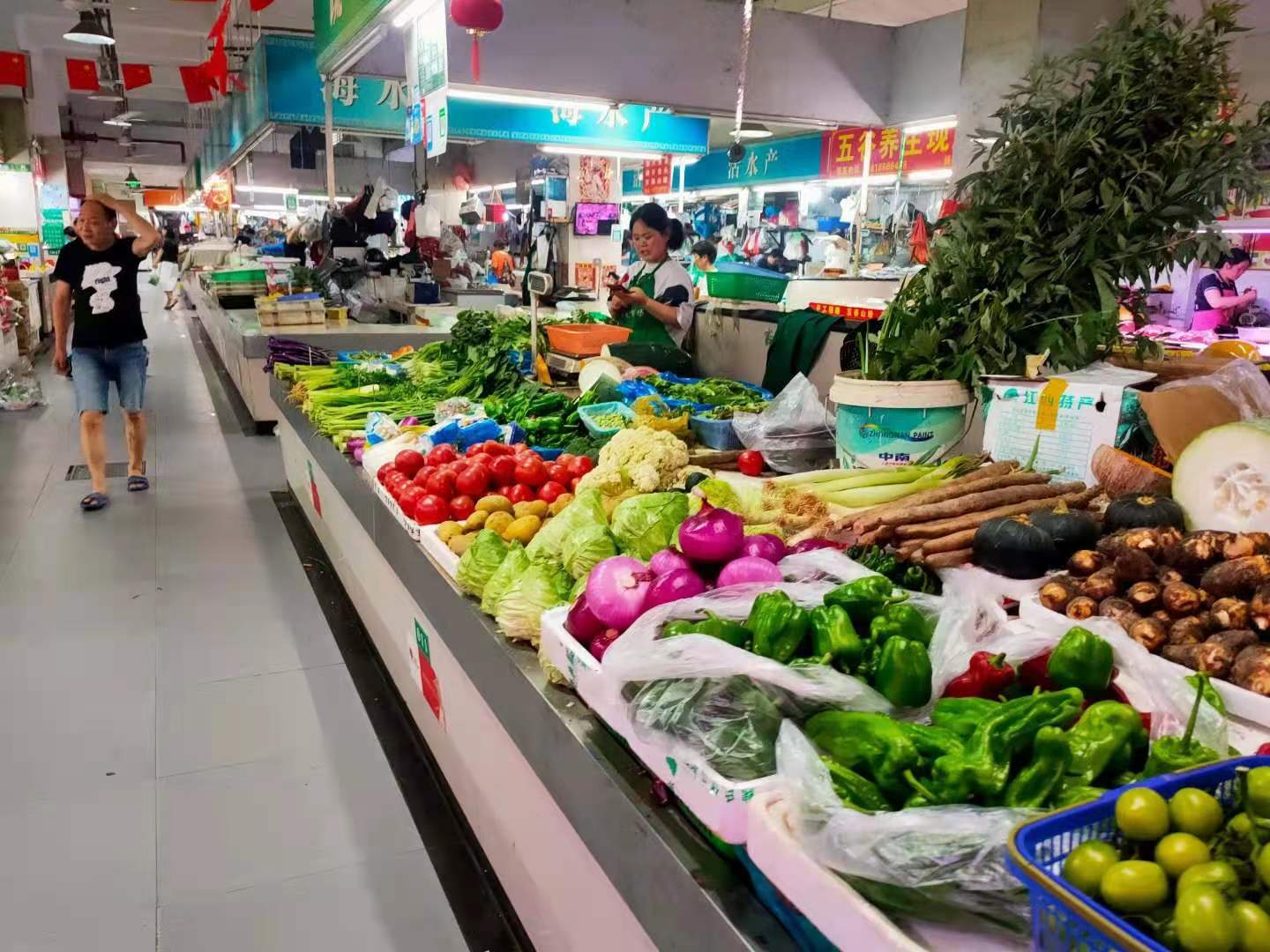 杨浦黄兴菜市场蔬菜摊位转让小区环绕