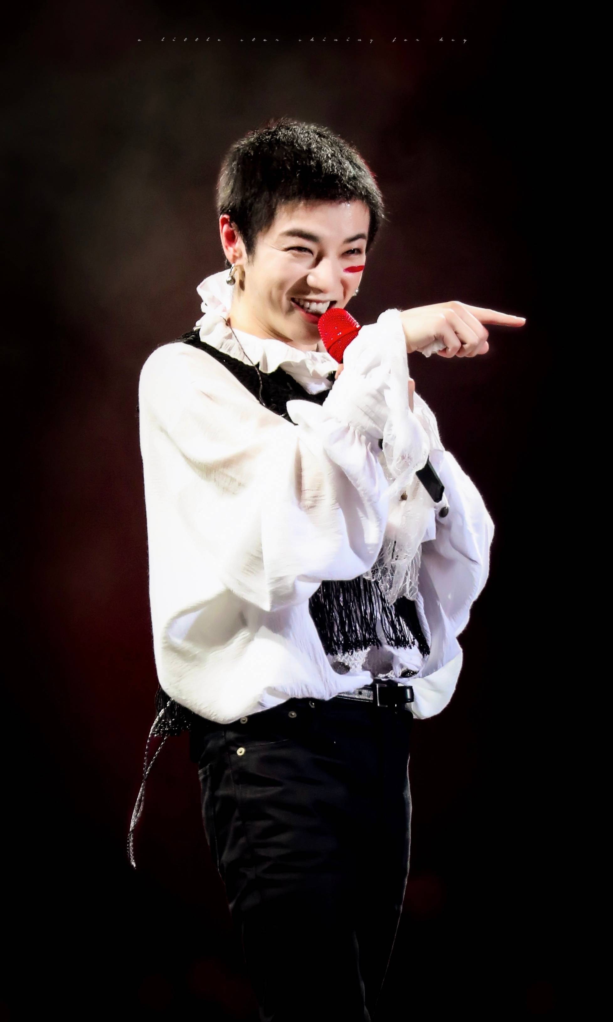 华晨宇,一个浑身散发音乐魅力的男人,让人无法离开双眼