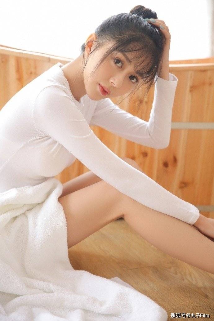 性感美女时尚写真丸子头少女白皙大长腿清纯甜美可爱迷人