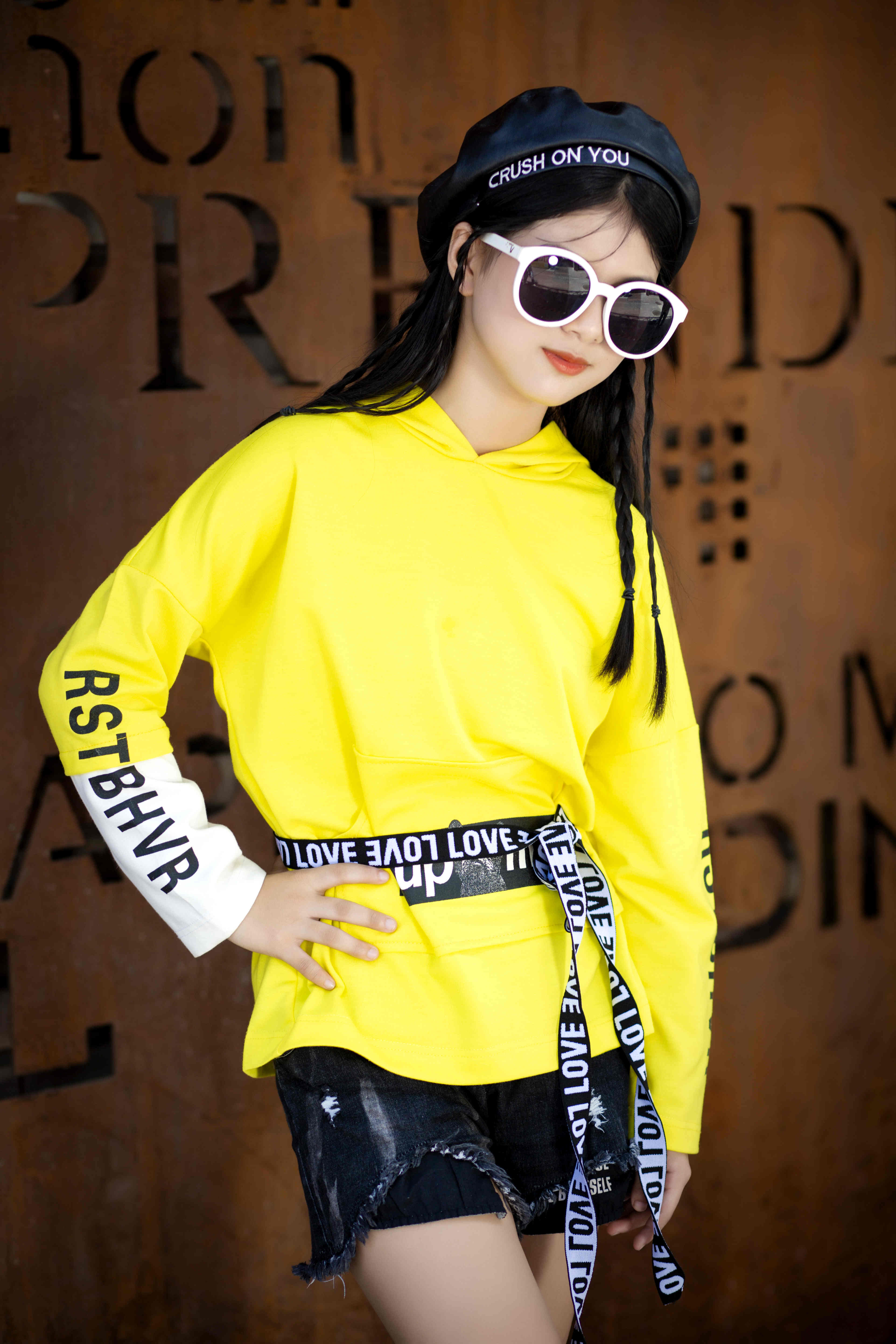 夏梓涵清新甜美写真,气场十足!