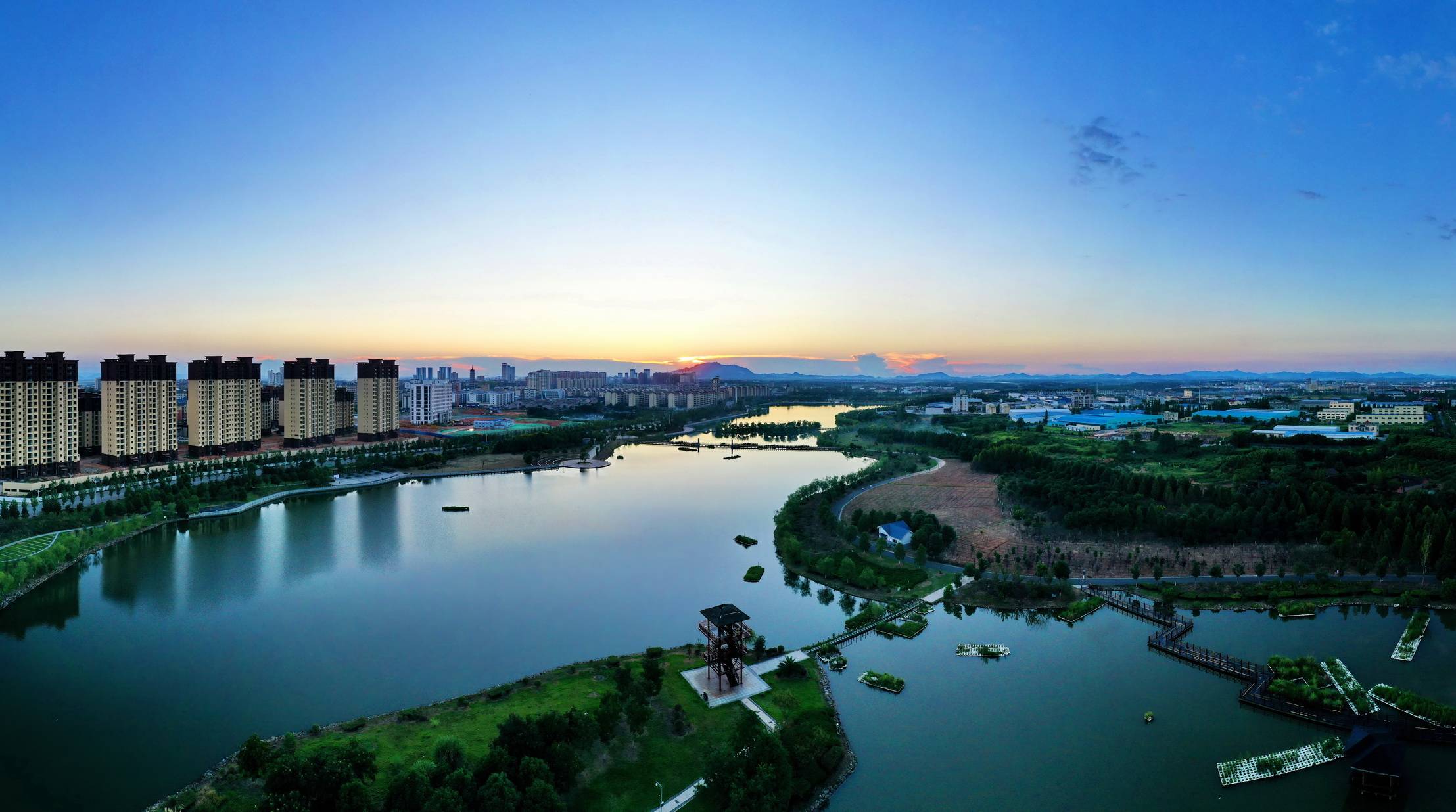 2021年9月3日,夕阳映照下的江西省抚州市金溪县心湖湿地公园,水清岸绿