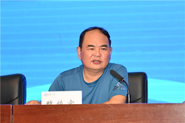 常务副校长魏纯宏宣读了学校人事任免决定.