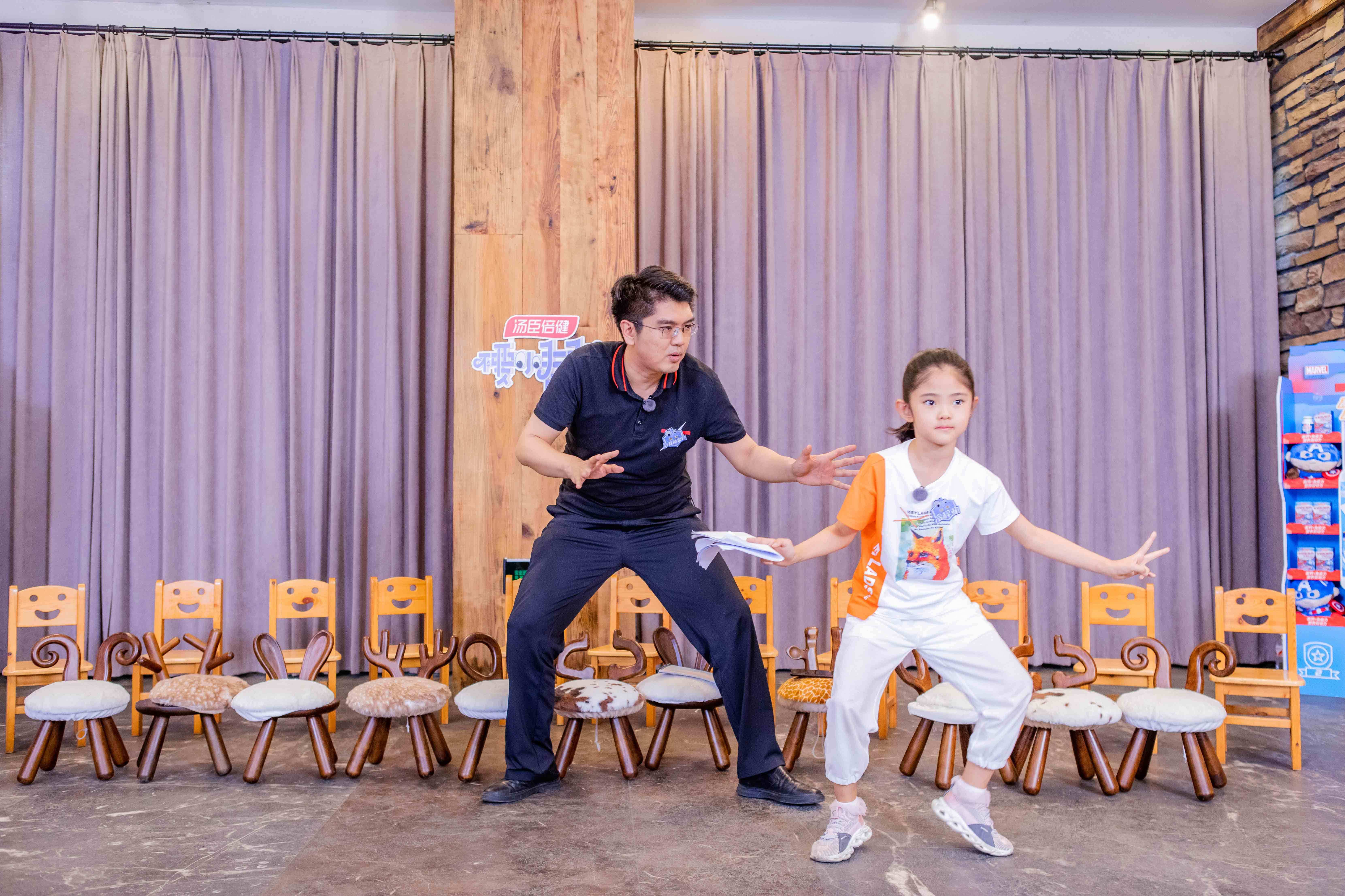 友情|萌娃与父母携手排练毕业大戏 遵从内心书写《不要小看我》