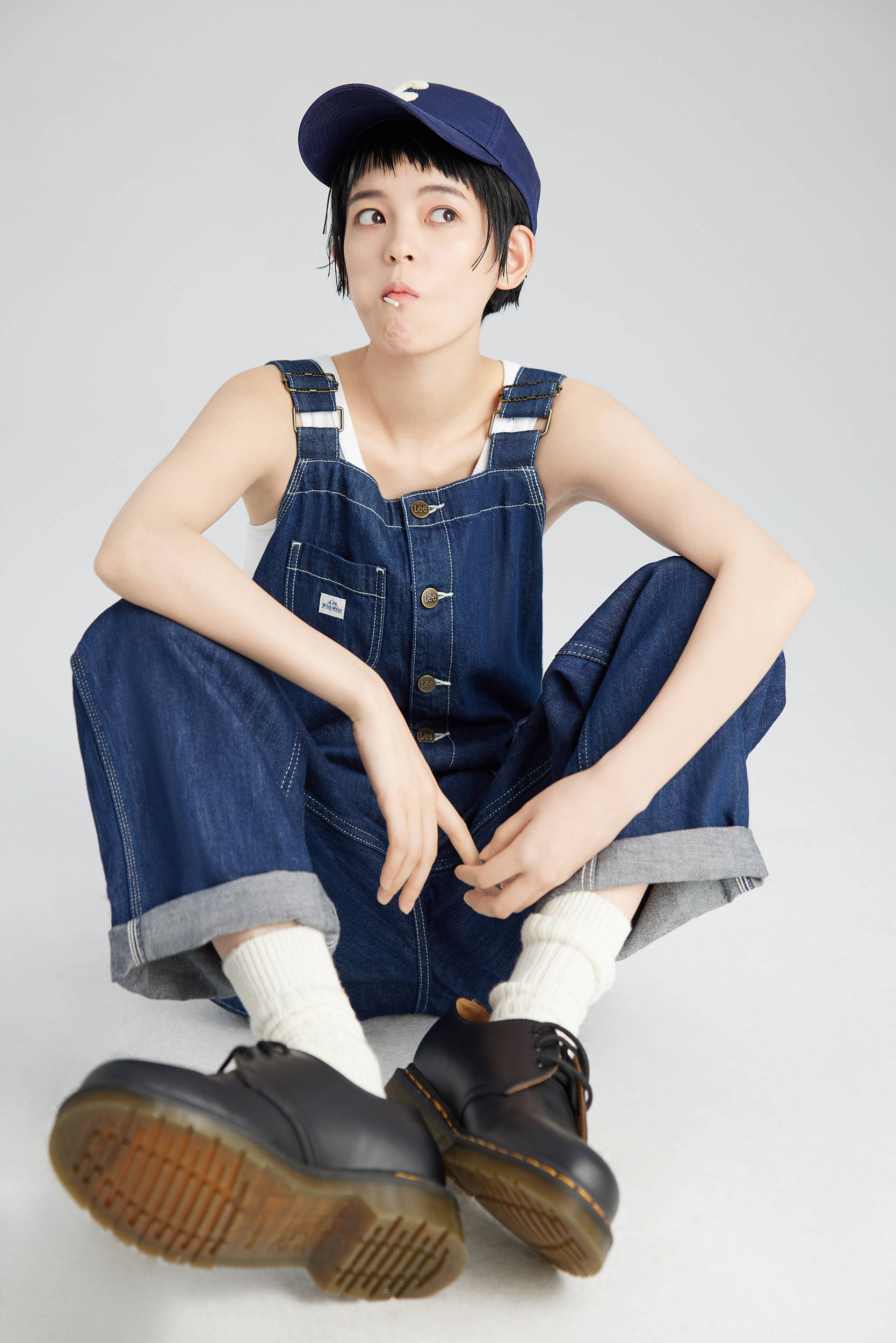 谢子然短发写真释出 牛仔工装风演绎酷飒灵动